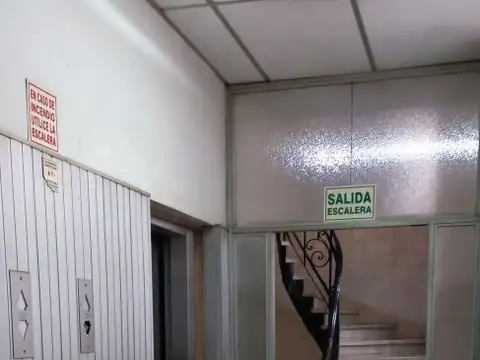 Oficina 7 ambientes con 2 baños