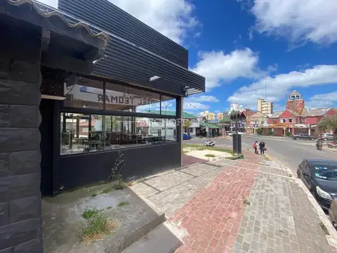 EXCELENTE LOCAL COMERCIAL SOBRE ESQUINA, TODOS LOS SERVICIOS