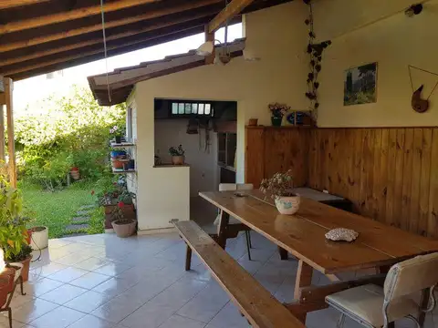 Casa 4 ambientes con 2 baños