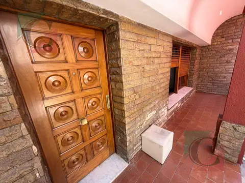 Casa de 5 ambientes con cocheras + monoambiente