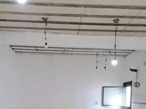 Venta amplio local sobre lote de 253 m²