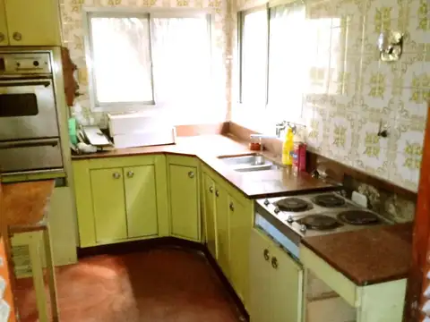 CASA DE 6 AMBIENTES EN 2 PLANTAS CON PARQUE, PARRILLA, PATIO  Y COCHERA. SALCEDO 172 WILDE.