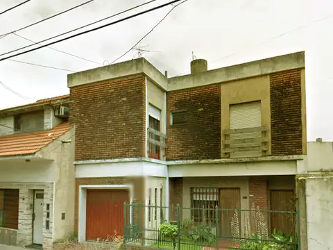 CASA DE 6 AMBIENTES EN 2 PLANTAS CON PARQUE, PARRILLA, PATIO  Y COCHERA. SALCEDO 172 WILDE.