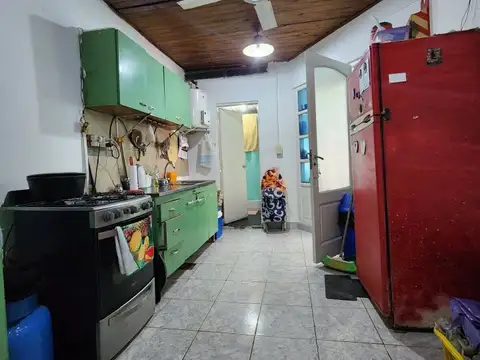 CASA AL FRENTE CON LOCAL Y COCHERA.