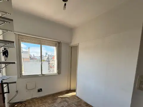 Monoambiente dividido, super luminoso, cocina separada, vista abierta.