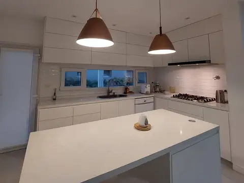 Casa 4 ambientes con 4 baños