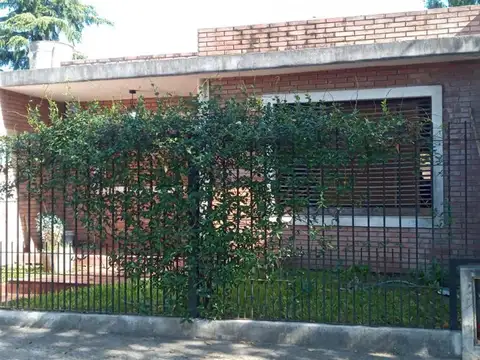 Casa a la venta a reciclar, a metros del Acceso Oeste