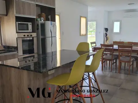 Casa 4 ambientes con 2 baños