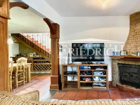 Casa en Alquiler con 4 cocheras