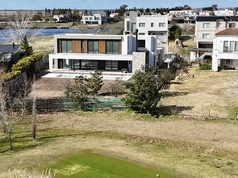 Casa 5 ambientes con 4 baños