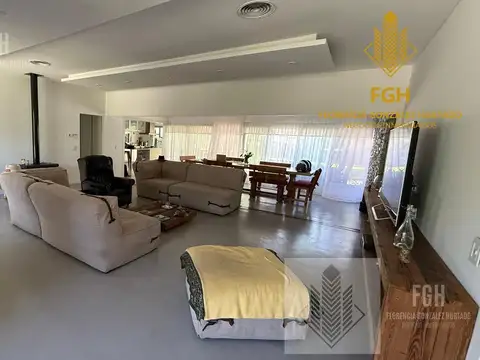 Casa 4 ambientes con 2 baños