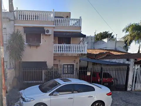 *CASA 5 AMBIENTES EN 3 PLANTAS SOBRE LOTE DE 8,66 X 30 *FONDO LIBRE Y ENTRADA DE AUTO