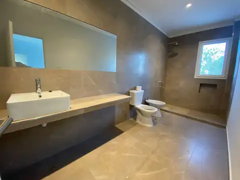 Casa 5 ambientes con 3 baños