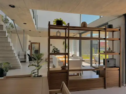 Casa en Alquiler Temporal con 3 cocheras