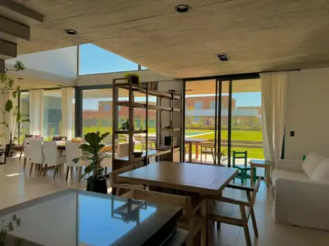 Casa 6 ambientes con 3 baños