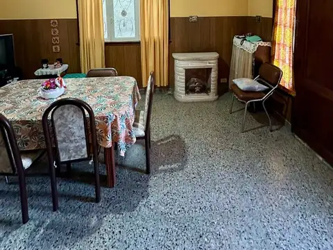 CASA DE AMBIENTES CON PATIO Y GARAGE CUBIERTO