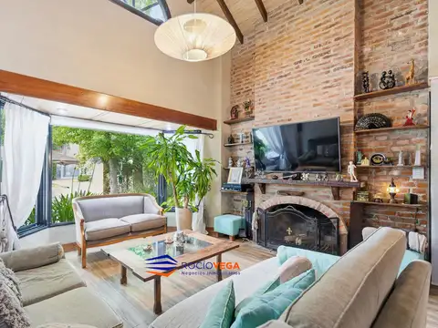 Casa en Venta con 2 cocheras