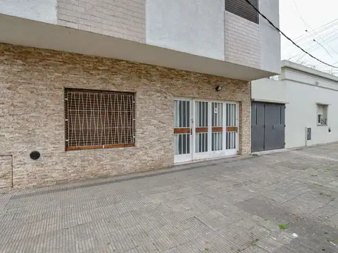 CASA DE TRES/CUATRO DORMITORIOS.