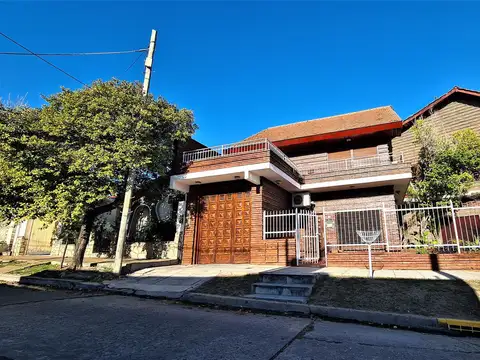 Chalet de 5 Ambientes - 3 Plantas - Garage p/2 autos - Patio - Jardín