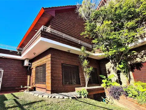 Chalet de 5 Ambientes - 3 Plantas - Garage p/2 autos - Patio - Jardín