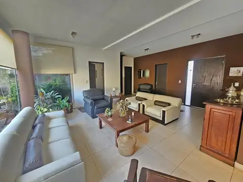 Casa en Venta con 4 cocheras