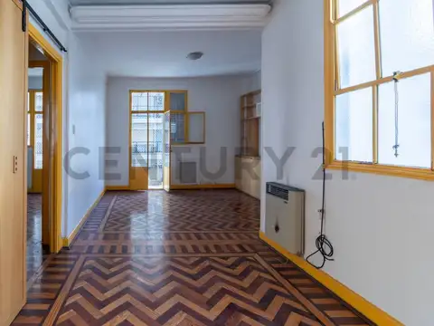 Venta Piso antiguo tres ambientes con dependencia