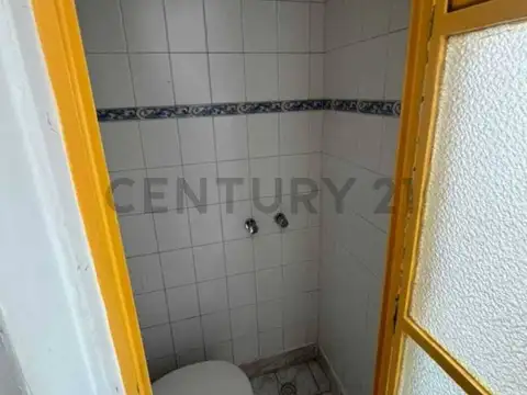 Venta Piso antiguo tres ambientes con dependencia