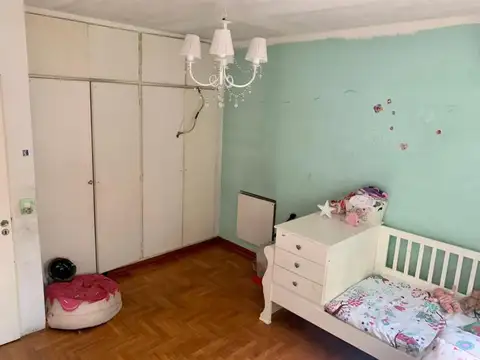 Casa muy luminosa con 3 dormitorios, family-room jardin pileta, parrilla terraza y cochera-en venta