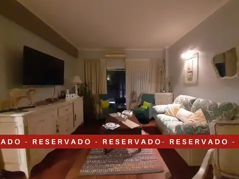 RESERVADO - Departamento de cuatro ambientes con balcón y espacio guarda coche en excelente estado
