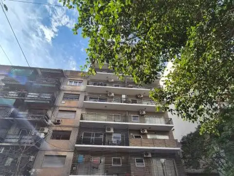 En Venta Departamento de Dos Ambientes con Cochera en Parque Centenario