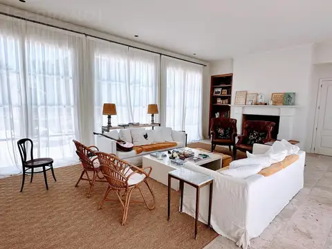 Casa 9 ambientes con 4 baños