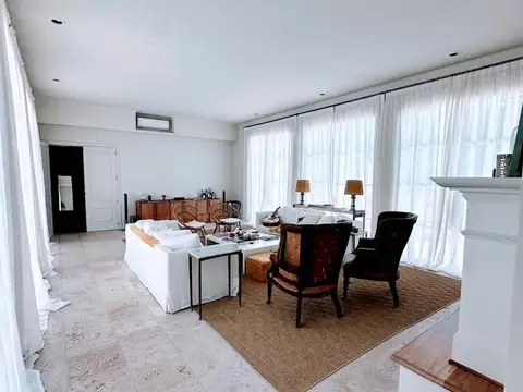 Casa en Alquiler Temporal con 10 cocheras