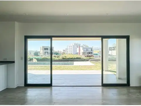 VENDO CASA DE 262 MTS 2 PLANTAS 5 AM CON TOTAL 513 MTS PISCINA PARRILLA  2 COCHERAS  BARRIO EL CANAL