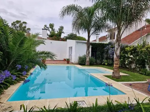 Casa en Venta con 2 cocheras