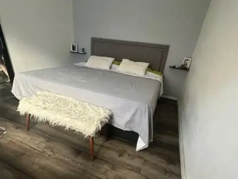 CASA RECICLADA EN UNA SOLA PLANTA , CON PATIO Y TERRAZA , GARAGE Y DOS HABITACIONES