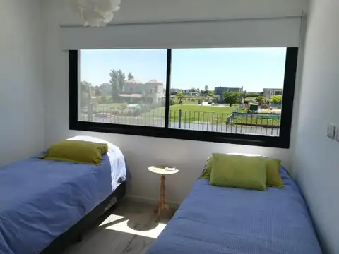 Casa en Alquiler con 4 cocheras