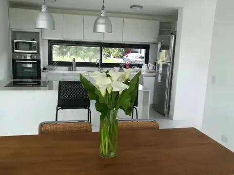 Casa 4 ambientes con 4 baños