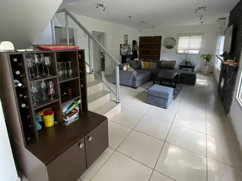 Casa 4 ambientes con 2 baños
