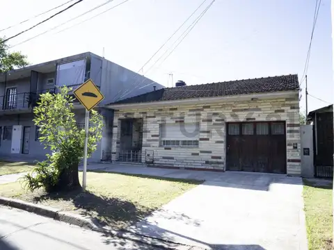 CASA CENTRICA EN MONTE GRANDE