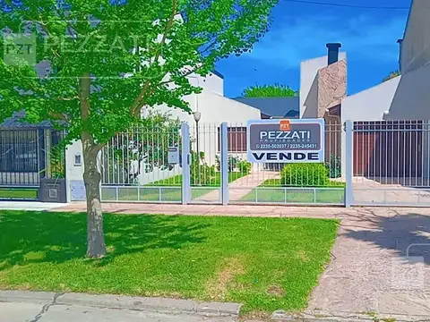 Casa en venta. Zona Parque Luro. 2 dormitorios. 2 baños. garage. parque
