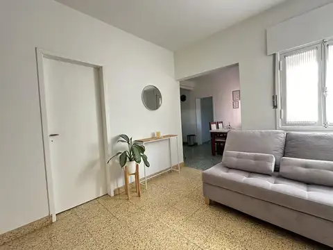 ¿Estás buscando una casa céntrica y acogedora con todos los servicios en Roque Pérez?