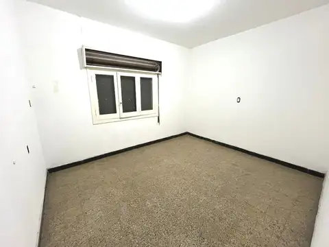 Casa 7 ambientes con 1 baño