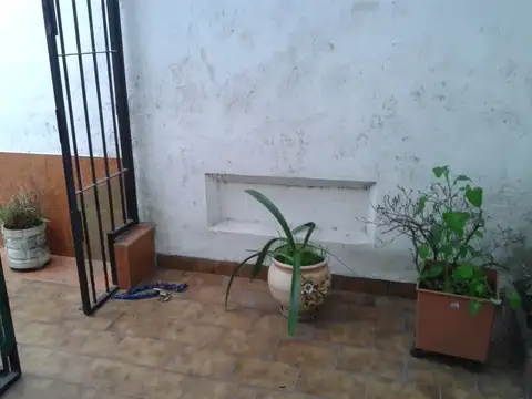 CASA DE 3 DORMITORIOS  PATIO CHICO Y COCHERA CUBIERTA