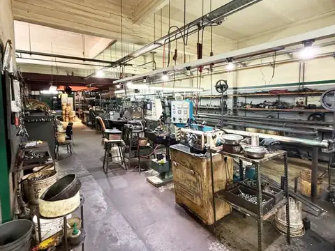 Galpon en Venta 43  mts Fondo