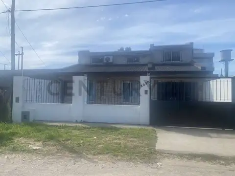 VENTA. CASA 32 BIS Y 147. 4 DORMITORIOS, QUINCHO Y PATIO