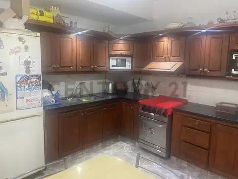 VENTA. CASA 32 BIS Y 147. 4 DORMITORIOS, QUINCHO Y PATIO