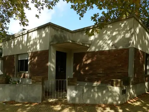 VENTA CASA IDEAL PARA RESTAURAR EN BANFIELD