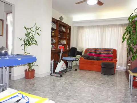 MUY BUEN DEPARTAMENTO CON PATIO
