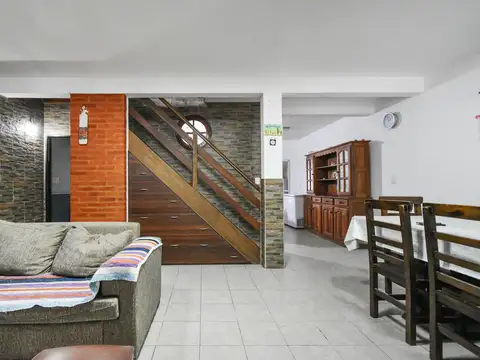 Casa 5 ambientes con 2 baños