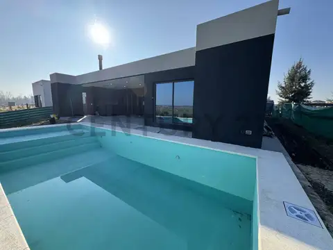 VENDE -PERMUTA- FINANCIA CASA 5 AMBIENTES EN BARRIO CERRADO EL NAUDIR ESCOBAR